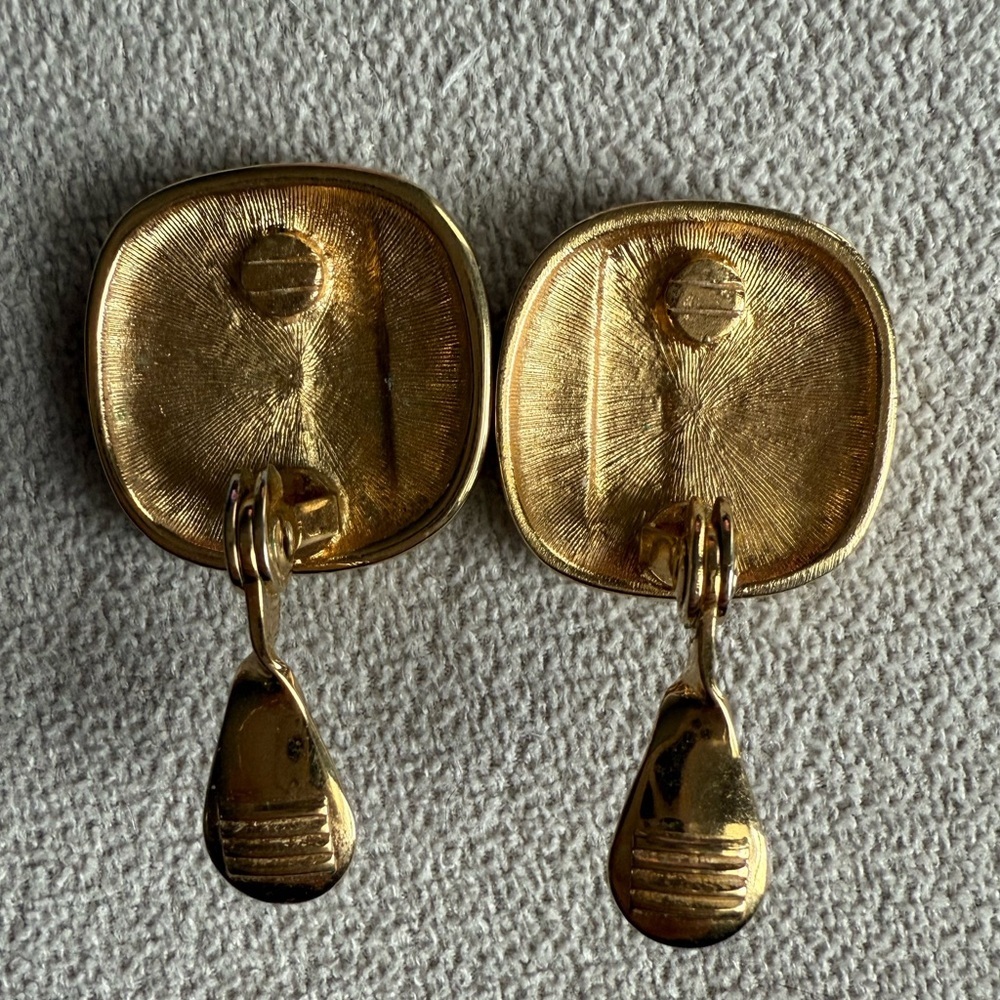 Vintage Monet Cream & Gold Clip-On Earrings – Retro Mod Style - Picture 3 of 11